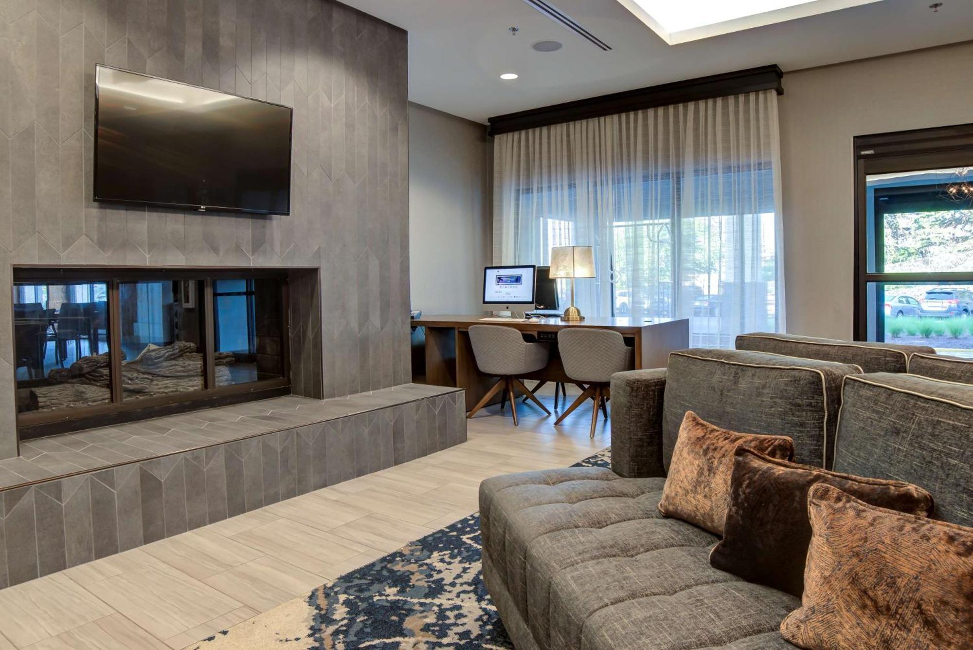 Doubletree By Hilton Harrisonburg Hotel Buitenkant foto